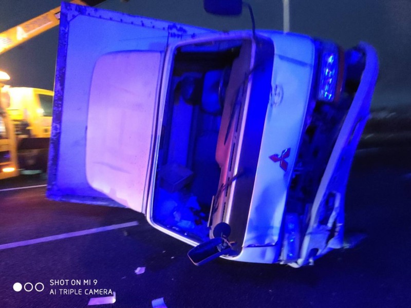 大貨車由吊車拖離加上警方疏導，交通才逐漸恢復順暢。（民眾提供）