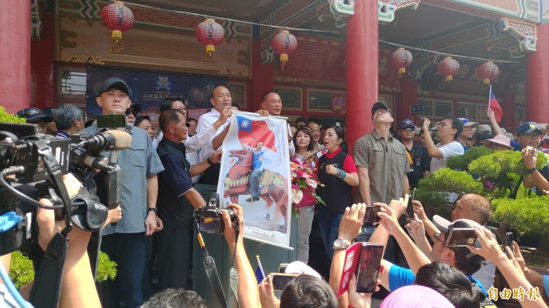 參拜鹿耳門聖母廟 韓國瑜︰風調雨順靠老天 國泰民安靠自己 - 政治 -