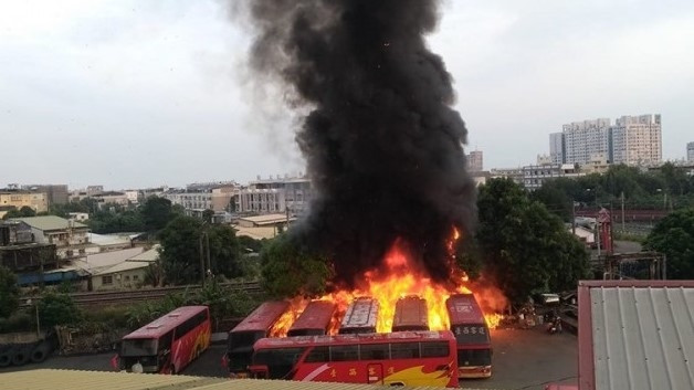 台西客運雲林站發生大火，多輛遊覽車陷入火海。（圖擷自《斗六人-靠北/爆料公社》臉書）