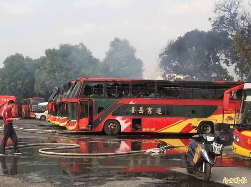 5車遊覽車燒毀。（記者林國賢攝）
