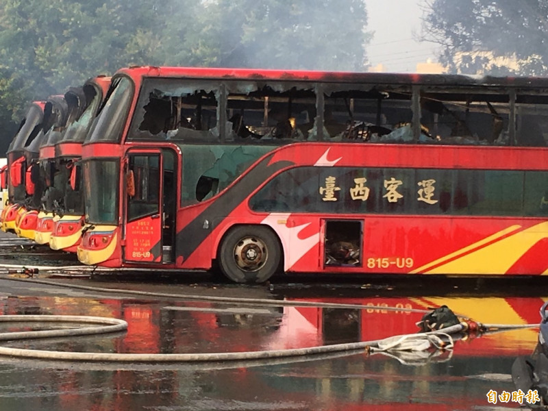 台西客運多輛遊覽車被火燒毀。（記者林國賢攝）