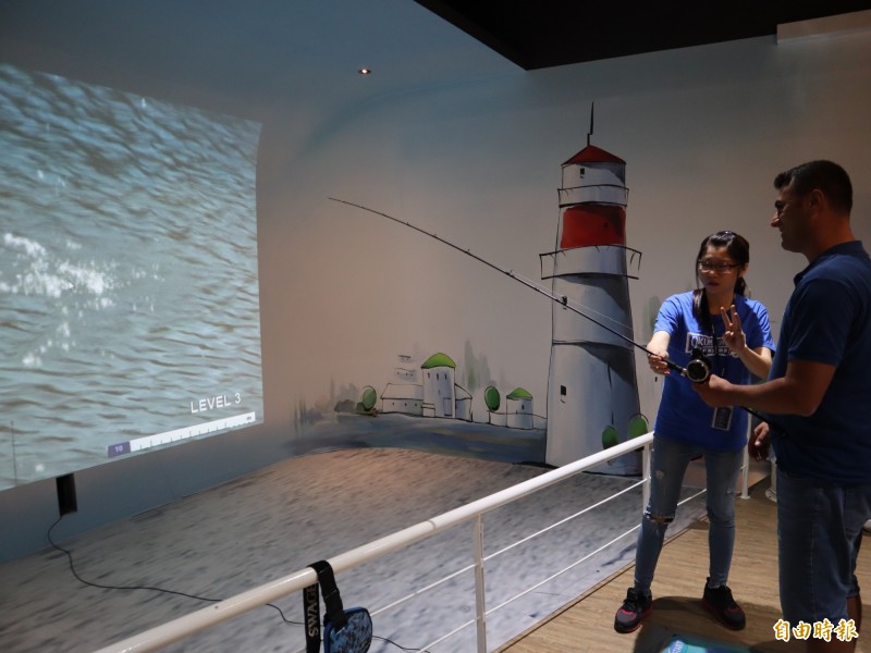 「寶熊漁樂碼頭」觀光工廠有虛擬釣魚體驗，十分有趣。（記者歐素美攝）