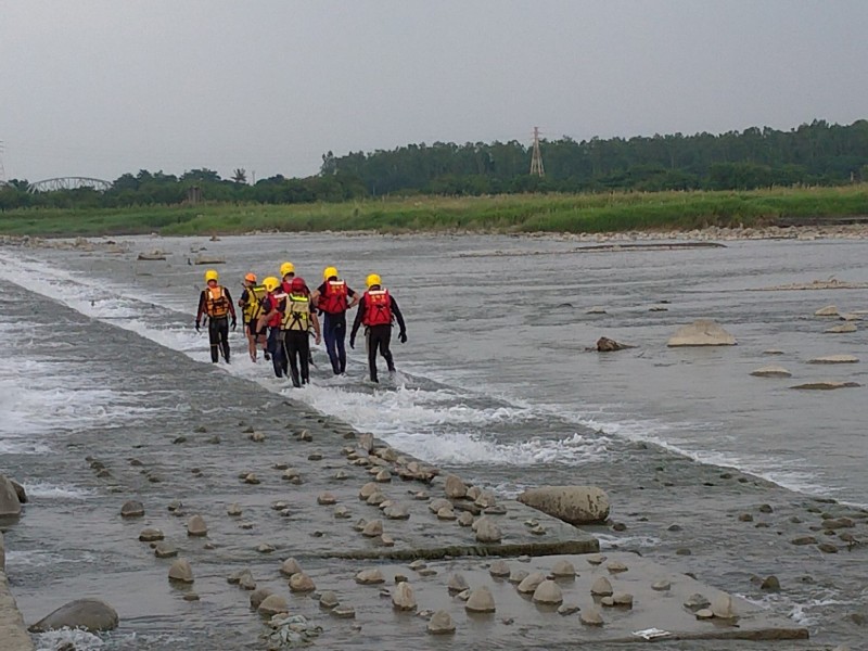 搜救人員在高屏溪搜尋落水者。（記者洪臣宏翻攝）