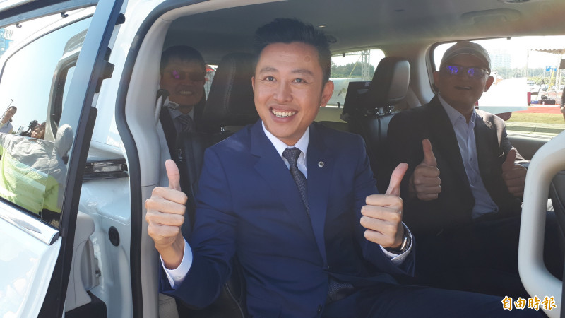 全台第一台自駕車今天在新竹漁港的開放場域進行測試及繞行，新竹市長林智堅也試乘體驗自駕車的5大亮點。（記者洪美秀攝）