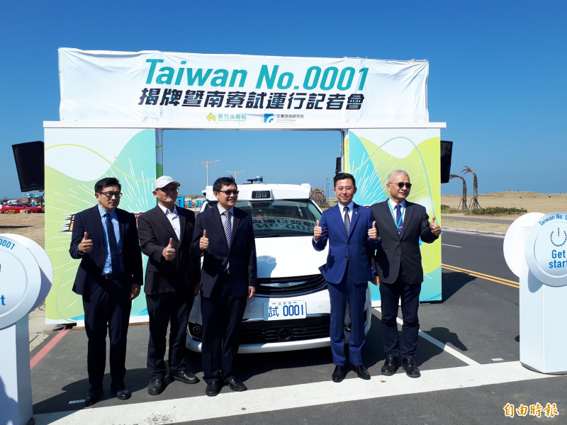 全台第一台自駕車今天在新竹漁港的開放場域進行測試及繞行，新竹市長林智堅也試乘體驗自駕車的5大亮點。（記者洪美秀攝）
