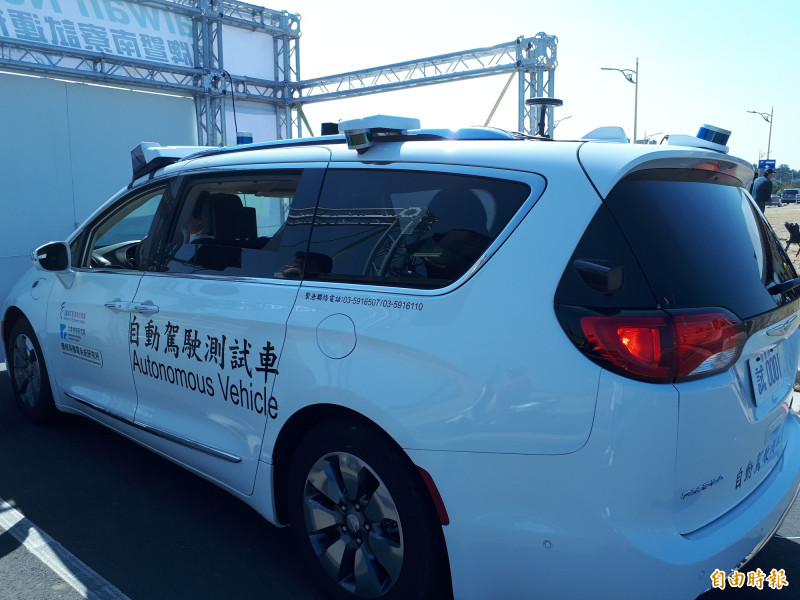 全台第一台自駕車今天在新竹漁港的開放場域進行測試及繞行，新竹市長林智堅也試乘體驗自駕車的5大亮點。（記者洪美秀攝）