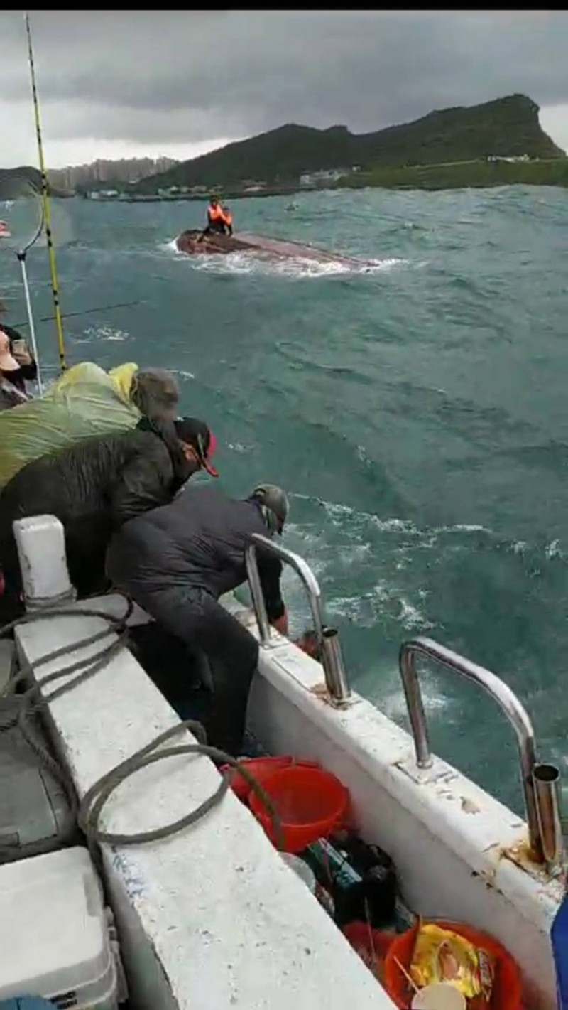 熱心的釣客與簡姓船長幫忙將人救起。（記者吳昇儒翻攝）