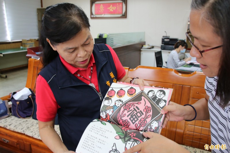 童書內容豐富多樣,包括客家節慶禮俗介紹,適合學齡前孩童閱讀。(記者鄭名翔攝)