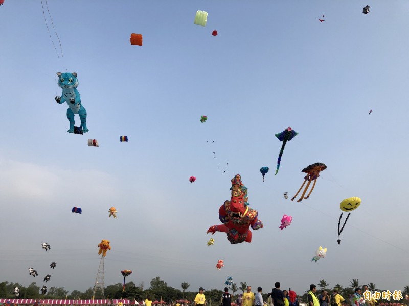 天空飛滿動物。(記者羅欣貞攝) 天空飛滿動物。(記者羅欣貞攝)