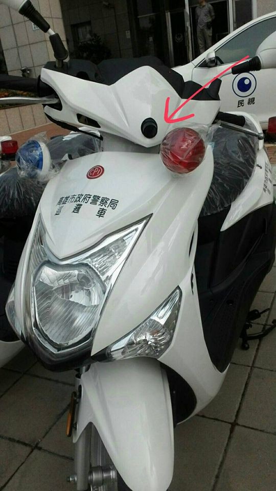 網路瘋傳高市警用機車裝隱形鏡頭逕舉開罰,警緊急闢謠,只是為了執法「自保」、「佐證」,不會用來開單告發。(取自網路) 網路瘋傳高市警用機車裝隱形鏡頭逕舉開罰,警緊急闢謠,只是為了執法「自保」、「佐證」,不會用來開單告發。(取自網路)