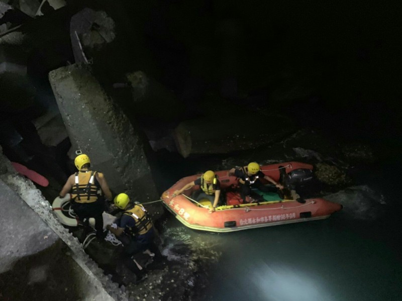 屏東東港昨天深夜傳出有人落海。(記者陳彥廷翻攝)