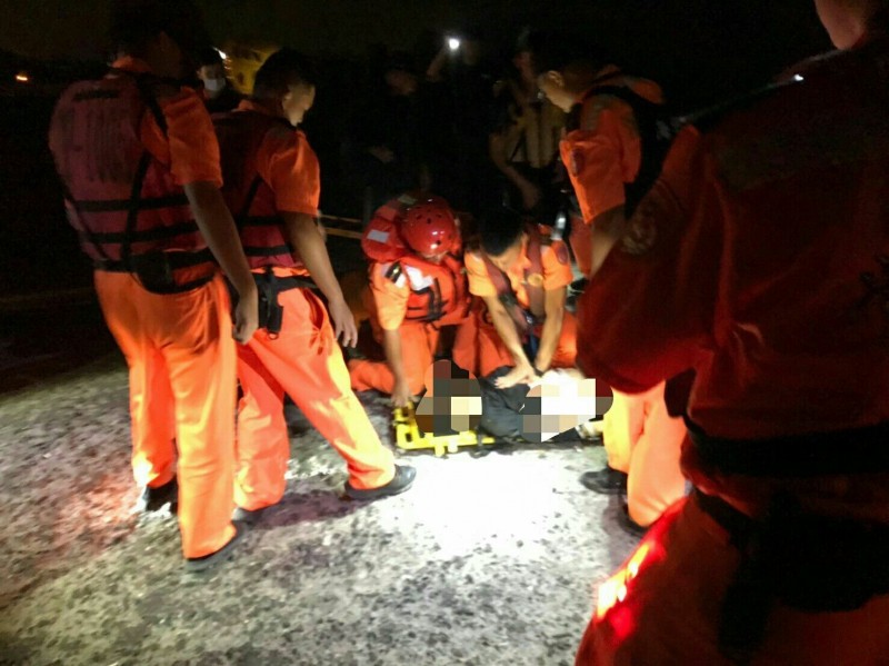 屏東東港昨天深夜傳出有人落海。(記者陳彥廷翻攝)