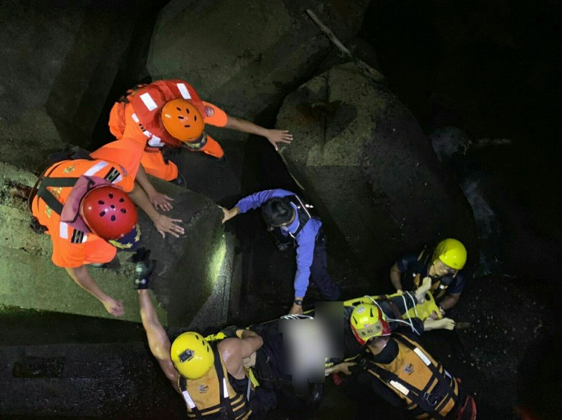 屏東東港昨天深夜傳出有人落海。(記者陳彥廷翻攝)