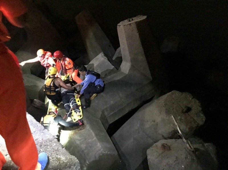 屏東東港昨天深夜傳出有人落海。(記者陳彥廷翻攝)