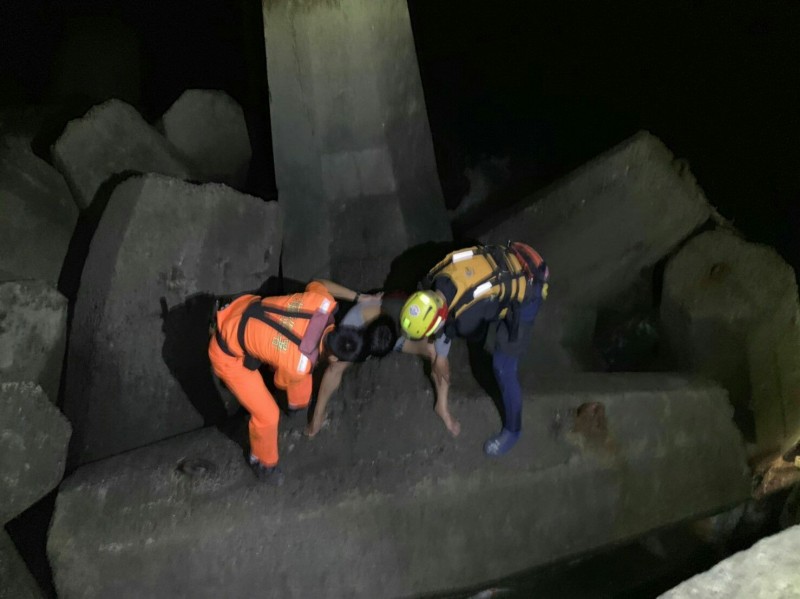 屏東東港昨天深夜傳出有人落海。(記者陳彥廷翻攝)