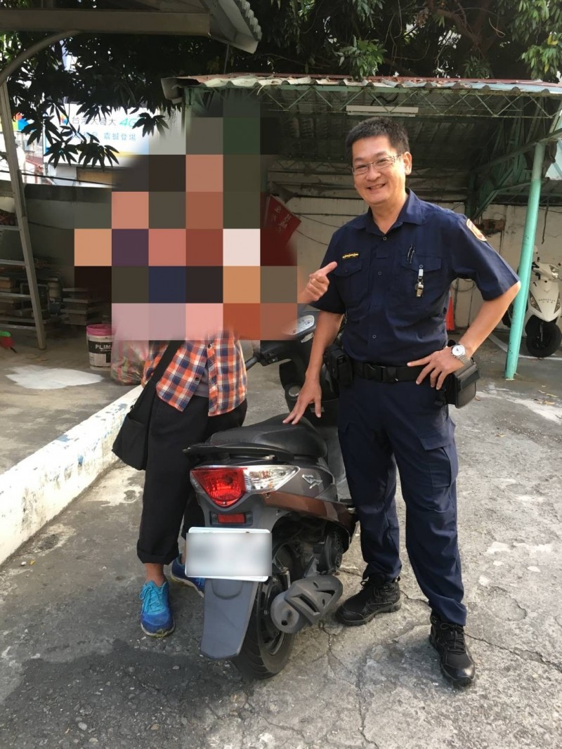 員警幫洪男尋獲新機車。（記者洪定宏翻攝）