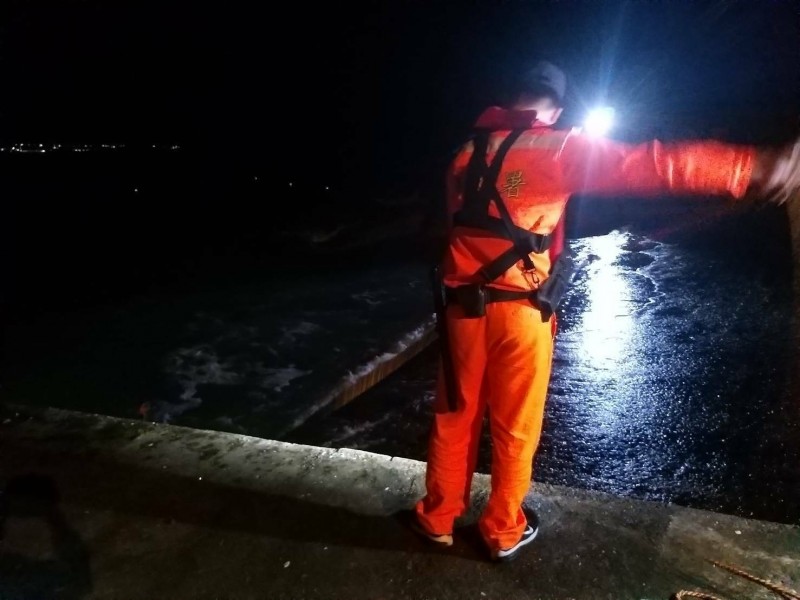 海巡人員投擲出浮力拋繩帶搶救落海男童。（記者陳賢義翻攝）