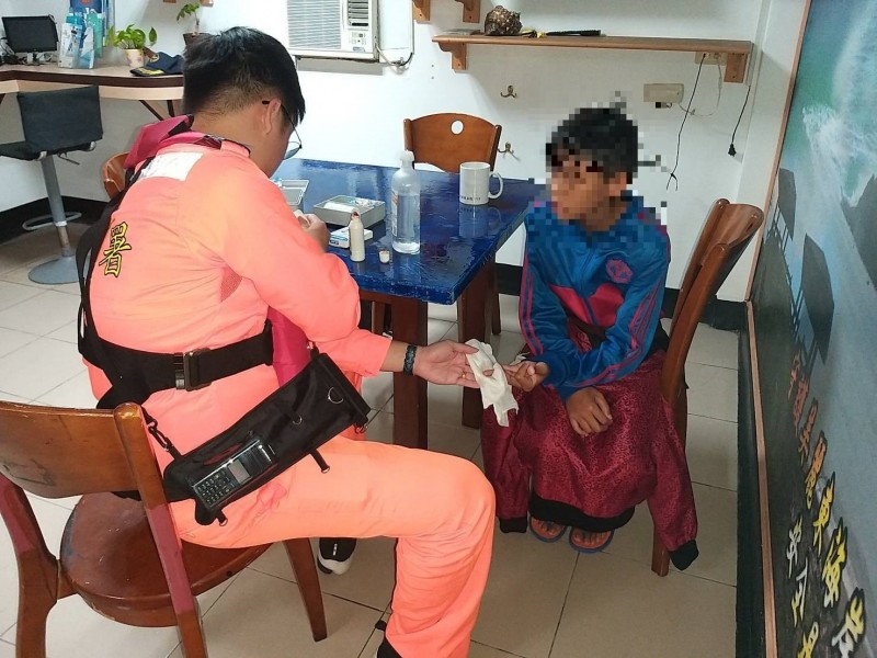 烏石鼻安檢所人員將落海男童帶返所包紮傷口，無礙。（記者陳賢義翻攝）