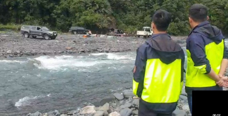 四輪傳動車隊闖入清水溪床露營，未料碰到溪水暴漲，一度受困其中，最後水勢較退後，才順利脫困。（記者張議晨翻攝）