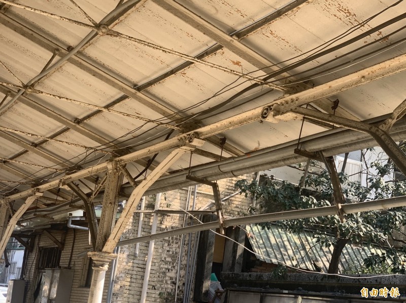 台鐵舊火車站的鐵鑄雕花棚架（候車棚），是早年縱貫鐵路通車時興建，具有時代意義。（記者林欣漢攝）