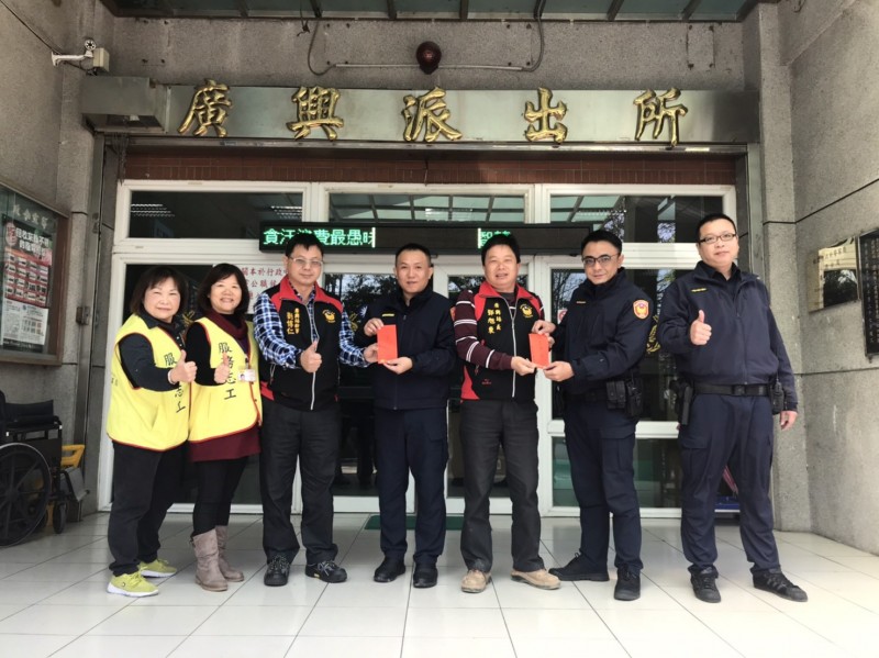 桃園市警察局長陳國進、八德分局警友辦事處在破案當天,分別頒發破案獎金及加菜金,慰勞負責偵辦的偵查隊及廣興派出所專案人員,廣興所警友站榮譽站長鄧旭東及幹事劉博仁今天特地前往廣興派出所,再頒發獎勵金六千元鼓勵。(記者陳恩惠翻攝) 桃園市警察局長陳國進、八德分局警友辦事處在破案當天,分別頒發破案獎金及加菜金,慰勞負責偵辦的偵查隊及廣興派出所專案人員,廣興所警友站榮譽站長鄧旭東及幹事劉博仁今天特地前往廣興派出所,再頒發獎勵金六千元鼓勵。(記者陳恩惠翻攝)