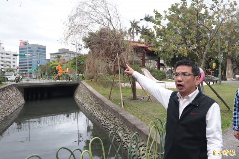 宜蘭市公所為重現昔日「八千代川」的垂柳景致，在中山公園內僅存的護城河段兩旁，種植垂柳樹，要讓民眾有走入時光隧道之感，圖為宜蘭市長江聰淵。（記者林敬倫攝）