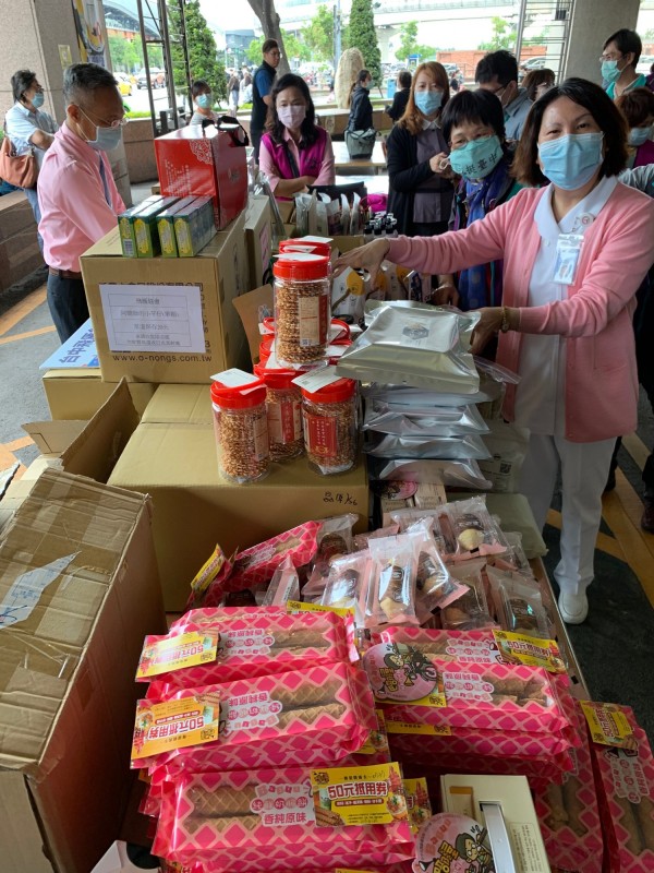 台中市飛雁協會贈送大批熱門美食和物資給中山附醫護，感謝防疫的辛勞。（記者蔡淑媛攝）