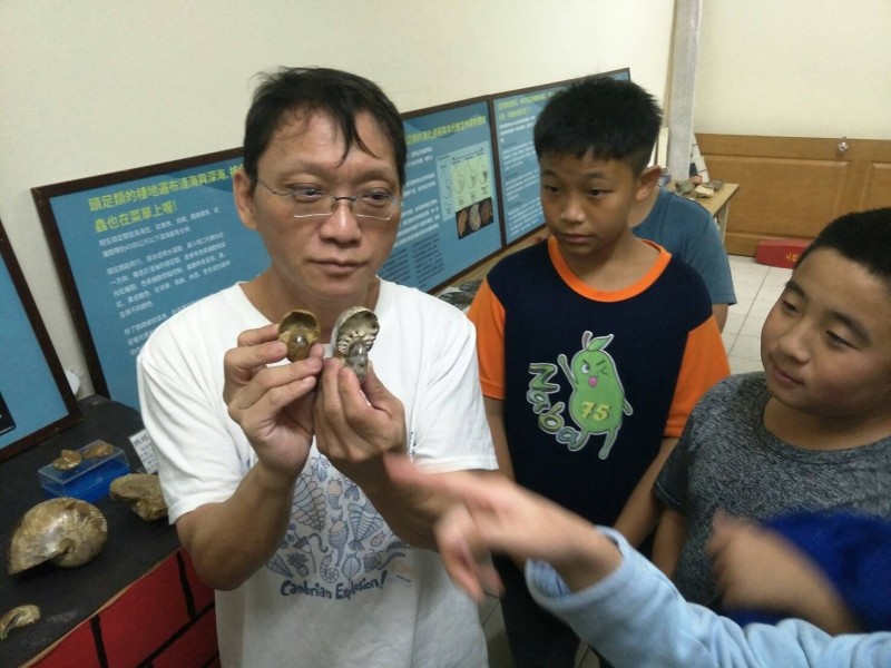 楊慶鴻（左）四處巡迴策展並親自解說。（記者洪臣宏翻攝）