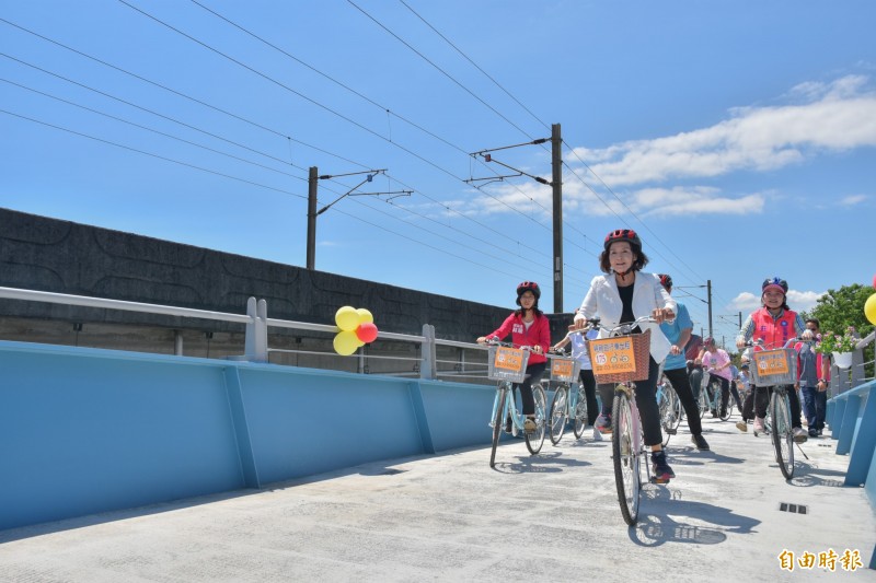 宜蘭縣長林姿妙，今天出席雙園自行車道立體交叉工程的完工典禮，特別騎上一小段體驗新路。（記者張議晨攝）