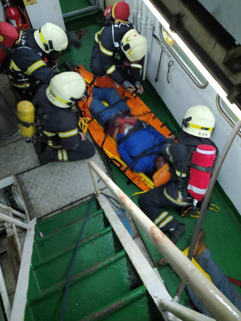 消防隊搶救傷者。(記者洪定宏翻攝) 消防隊搶救傷者。(記者洪定宏翻攝)