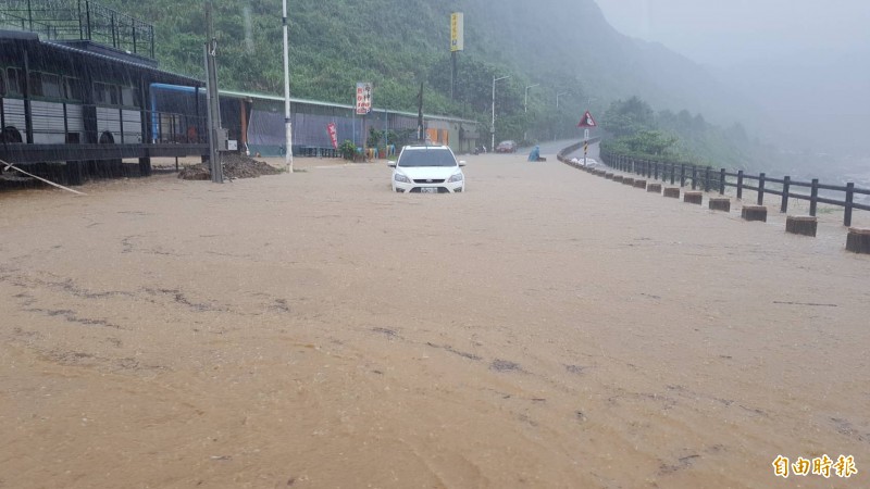 豪大雨特報 基隆今早多處積水水深達半個輪胎 生活 自由時報電子報