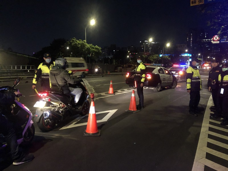 行車講電話易釀車禍，新北市嚴格執法不寬待。（記者徐聖倫翻攝）