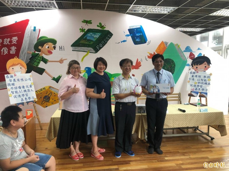 台北市立大學特殊教育系副教授藍瑋琛偕同安晨有限公司代表到基隆市深美國小捐贈4台智能AI機器人;圖由左至右依序為馬佩婷、蘇秀珍、藍瑋琛與深美國小校長陳建文。(記者俞肇福攝) 台北市立大學特殊教育系副教授藍瑋琛偕同安晨有限公司代表到基隆市深美國小捐贈4台智能AI機器人;圖由左至右依序為馬佩婷、蘇秀珍、藍瑋琛與深美國小校長陳建文。(記者俞肇福攝)