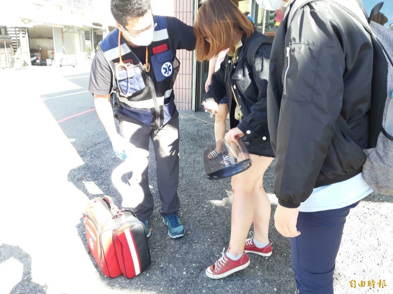 救護人員為受傷的東大女生檢視傷勢。（記者黃明堂攝）