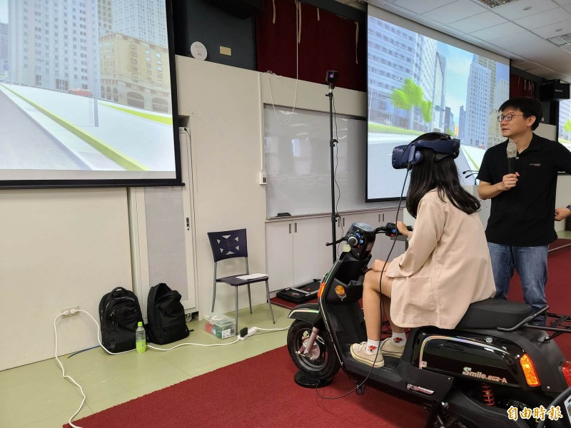 東大女學生透過虛擬實境，體驗騎機車被撞的感覺。（記者黃明堂攝）