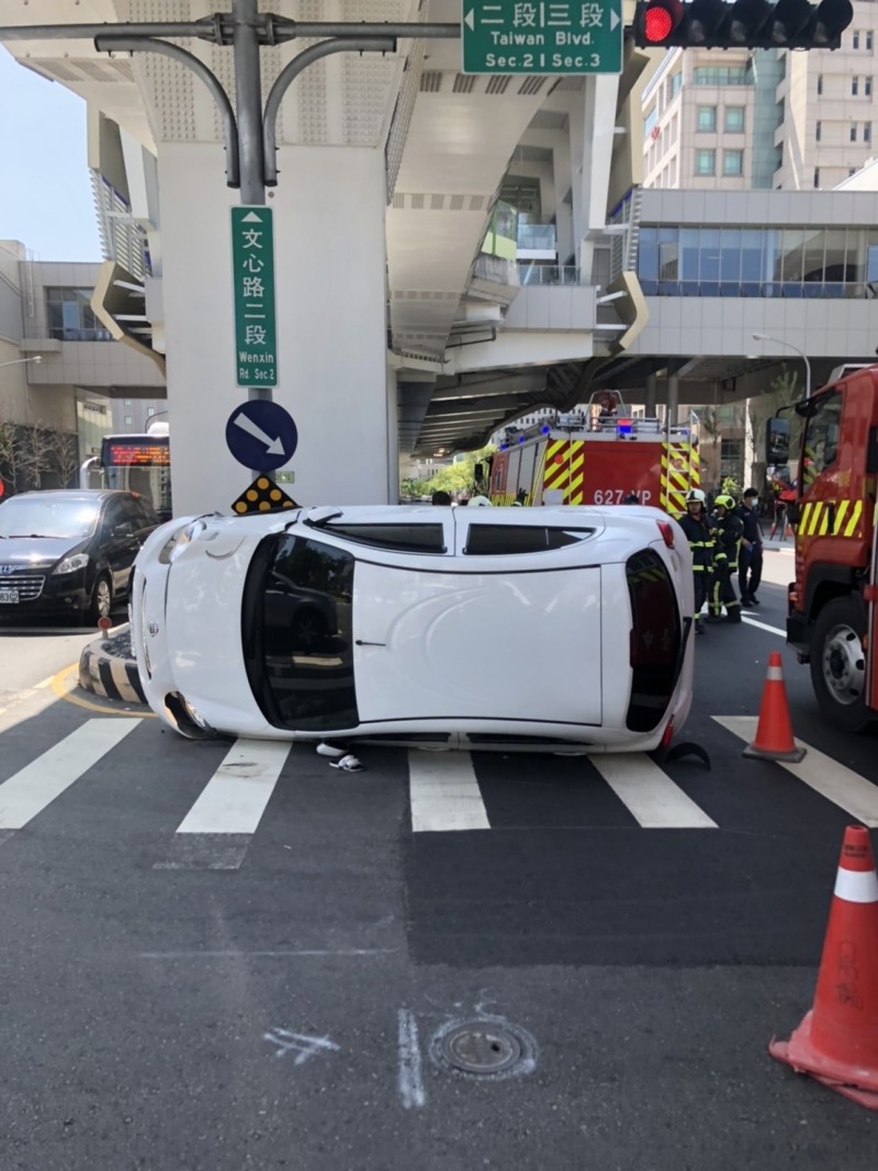 大嬸開車違規右轉騎士撞入底盤送醫不治 社會 自由時報電子報