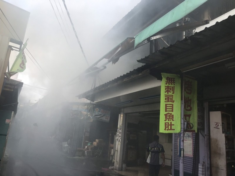 朴子市第二市場今早傳出火警,現場濃煙四起。(記者丁偉杰翻攝) 朴子市第二市場今早傳出火警,現場濃煙四起。(記者丁偉杰翻攝)