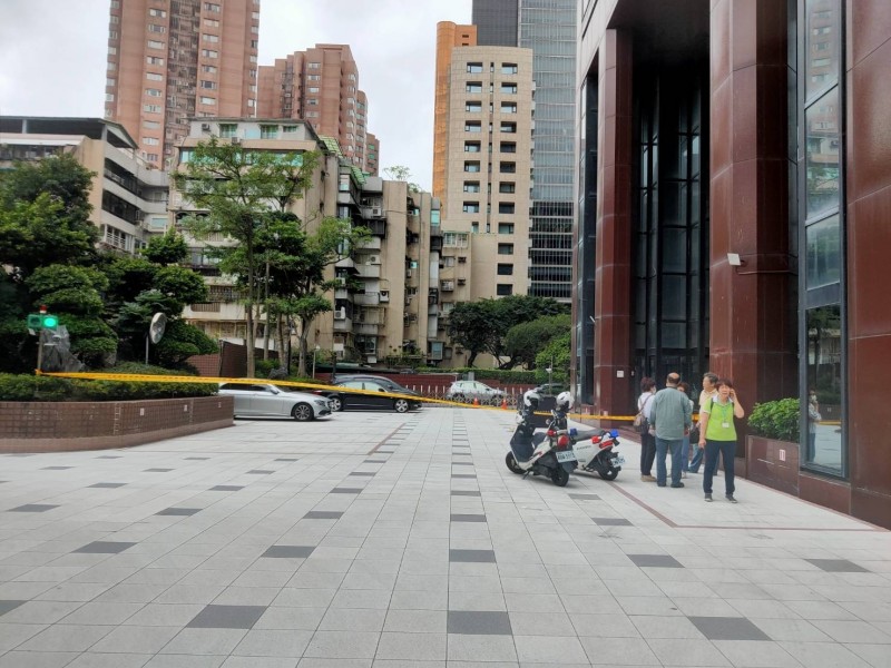 北市大安區發生男子墜樓身亡，警正封鎖現場勘查。（記者邱俊福翻攝）