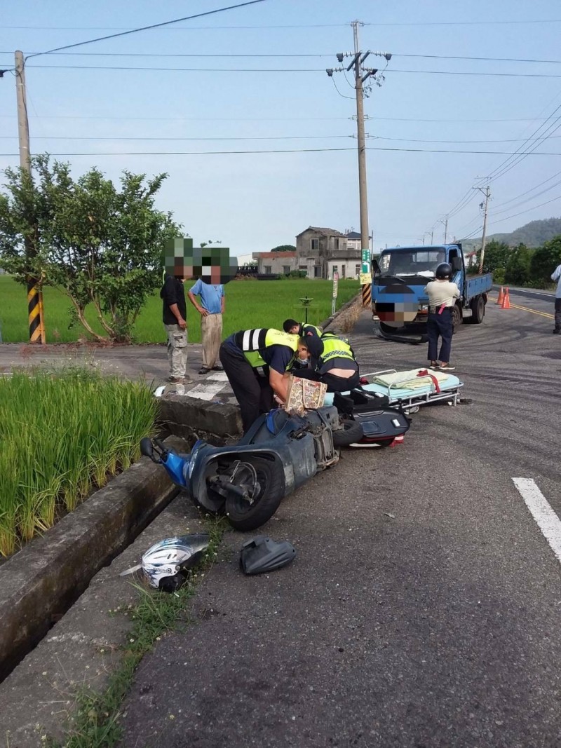 尋找目擊者 年輕女騎士與小貨車擦撞疑頭撞橋墩不治 社會 自由時報電子報