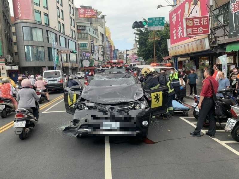 新莊區體育場附近今天發生休旅車連撞路邊4車意外，造成1死5傷，車體因撞擊嚴重受損，導致駕駛夾困車內，消防設法救人。（記者吳仁捷翻攝）