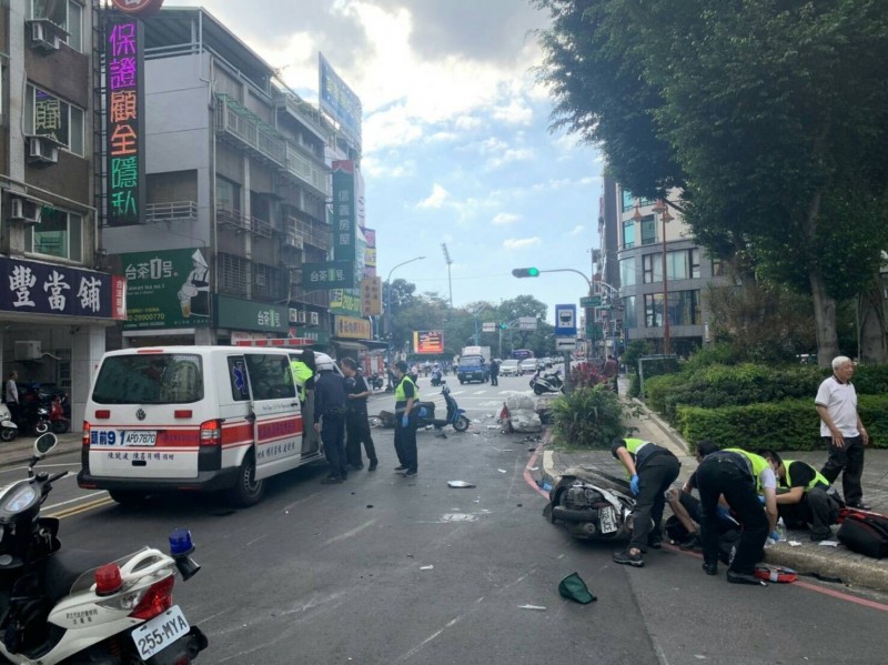 新莊區體育場附近今天發生休旅車連撞路邊4車一意外，造成1死5傷，現場一片凌亂；圖為消防救援傷者。（記者吳仁捷翻攝）