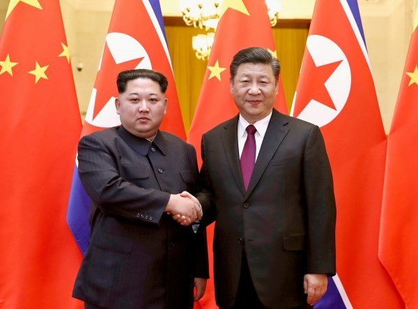 中國國家主席習近平（右）與北韓領導人金正恩。（美聯社檔案照）