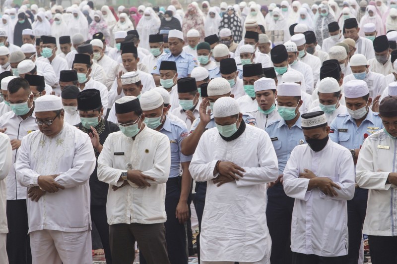 被火災煙霾壟罩的蘇門答臘島和婆羅洲島，有上千名穆斯林週三（11日）舉行祈雨活動。（美聯社）