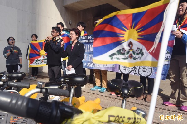 西藏台灣人權連線延續過去幾年的行動,23日發起「2019為西藏自由而騎 Cycling for a Free Tibet」活動,該連線理事長札西慈仁(右二)和夥伴希望藉由這個活動,展現藏人的意志,也期待讓台灣的民眾更了解西藏議題。(記者廖振輝攝) 西藏台灣人權連線延續過去幾年的行動,23日發起「2019為西藏自由而騎 Cycling for a Free Tibet」活動,該連線理事長札西慈仁(右二)和夥伴希望藉由這個活動,展現藏人的意志,也期待讓台灣的民眾更了解西藏議題。(記者廖振輝攝)