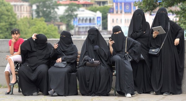 荷蘭下議院昨日通過法案禁止在公共場合穿蒙住臉面的衣服，如全身式罩袍和戴全臉面紗，但這項立法還須經由參議院投票通過。（法新社）