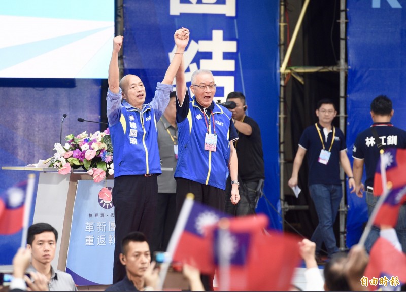 國民黨內知情人士今表示,高雄市長韓國瑜在結束新竹縣市的競選行程後,到台北與國民黨主席吳敦義會面,討論選戰分工等相關議題。圖為國民黨7月28日於板橋舉行全國代表大會,黨主席吳敦義(右)高舉高雄市長韓國瑜的手,正式提名韓國瑜參選總統。(資料照,記者羅沛德攝) 國民黨內知情人士今表示,高雄市長韓國瑜在結束新竹縣市的競選行程後,到台北與國民黨主席吳敦義會面,討論選戰分工等相關議題。圖為國民黨7月28日於板橋舉行全國代表大會,黨主席吳敦義(右)高舉高雄市長韓國瑜的手,正式提名韓國瑜參選總統。(資料照,記者羅沛德攝)