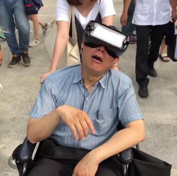 柯P坐輪椅體驗VR表情搶戲   網友笑翻：超像失智老人