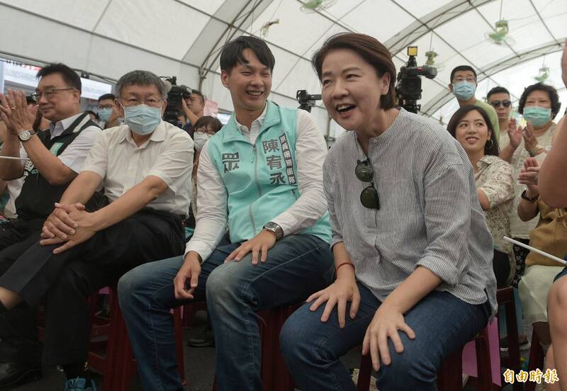 台北市副市長黃珊珊(右)今天在臉書談政績時提到「高記」餐廳歇業風波,迄今還有2、3家大公司不願改善,強調市府會繼續執行、不可能放水。圖為黃珊珊22日出席民眾黨港湖服務處成立大會;右三為民眾黨主席柯文哲。(資料照,記者張嘉明攝) 台北市副市長黃珊珊(右)今天在臉書談政績時提到「高記」餐廳歇業風波,迄今還有2、3家大公司不願改善,強調市府會繼續執行、不可能放水。圖為黃珊珊22日出席民眾黨港湖服務處成立大會;右三為民眾黨主席柯文哲。(資料照,記者張嘉明攝)