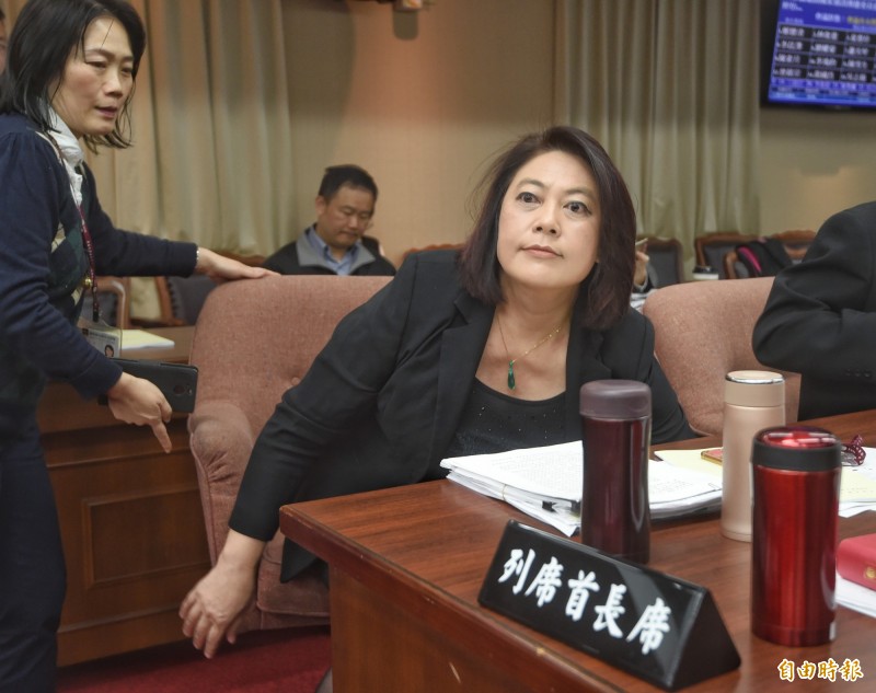 NCC主委詹婷怡18日列席立法院交通委員會備詢,立委詢問近半年針對假消息的開罰情形,詹婷怡回應,已針對中天、東森兩家電視台開罰各20萬,但現場仍有多名立委對此進度表達不滿,甚至痛批NCC是「殭屍單位」。(記者方賓照攝) NCC主委詹婷怡18日列席立法院交通委員會備詢,立委詢問近半年針對假消息的開罰情形,詹婷怡回應,已針對中天、東森兩家電視台開罰各20萬,但現場仍有多名立委對此進度表達不滿,甚至痛批NCC是「殭屍單位」。(記者方賓照攝)