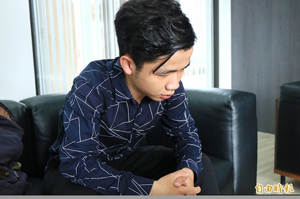 Chinese student Li Jiabao lowers his head in an interview in Tainan yesterday.
Photo: Wan Yu-chen, Taipei Times Chinese student Li Jiabao lowers his head in an interview in Tainan yesterday.
Photo: Wan Yu-chen, Taipei Times